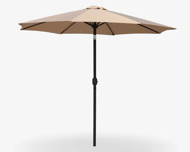 Stor udendørs parasol med beige, ottekantet skærm og en solid sort stang. Skærmen har flere støtteribber for stabilitet og et håndsving til nem åbning og lukning. Det neutrale look og enkle design gør den velegnet til forskellige terrasser eller haver.