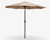 Stor udendørs parasol med beige, ottekantet skærm og en solid sort stang. Skærmen har flere støtteribber for stabilitet og et håndsving til nem åbning og lukning. Det neutrale look og enkle design gør den velegnet til forskellige terrasser eller haver.