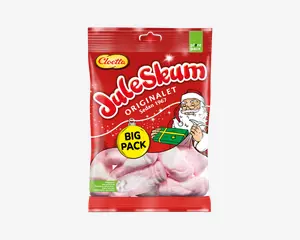En stor rød plastikpose med et festligt design, der viser en tegnet julemand, som holder en grøn gaveæske. Posen er mærket med 'Juleskum Originalet' og 'Big Pack.' Nederst er der et gennemsigtigt vindue, hvor man kan se lyserøde og hvide skumslik formet som julemænd. Øverst til højre står der, at det er en 'plant pack.'