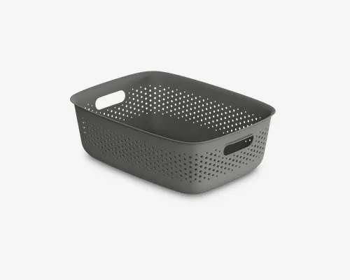 Rektangulær grå plastikkurv med afrundede hjørner og perforeret design på alle sider for ventilation. Kurven har to indbyggede håndtag på modsatte sider, hvilket gør den nem at bære. Overfladen er glat, og kurven er let, velegnet til organisering eller opbevaring af forskellige genstande.