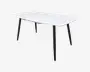 Rektangulært bord med en glat, hvid bordplade og fire slanke, skråtstillede sorte metalben. Bordet har et minimalistisk design med let afrundede hjørner og en tynd profil, velegnet til moderne indretning.