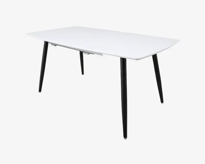 Rektangulært bord med en glat, hvid bordplade og fire slanke, skråtstillede sorte metalben. Bordet har et minimalistisk design med let afrundede hjørner og en tynd profil, velegnet til moderne indretning.