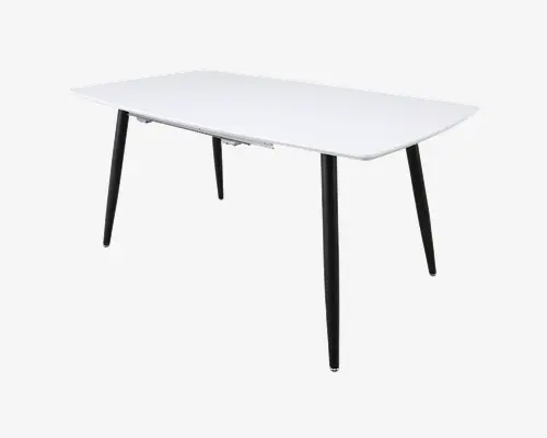 Rektangulært bord med en glat, hvid bordplade og fire slanke, skråtstillede sorte metalben. Bordet har et minimalistisk design med let afrundede hjørner og en tynd profil, velegnet til moderne indretning.