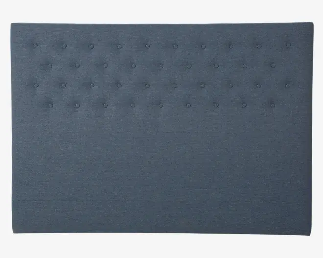 Rektangulært sengegavl betrukket med et mørkeblåt stof med en blød, tekstureret overflade. Den øverste del har et gitter af jævnt fordelte, stofbetrukne knapper, der skaber et polstret og elegant udtryk. Kanterne er rene og lige, hvilket giver et moderne og minimalistisk look.