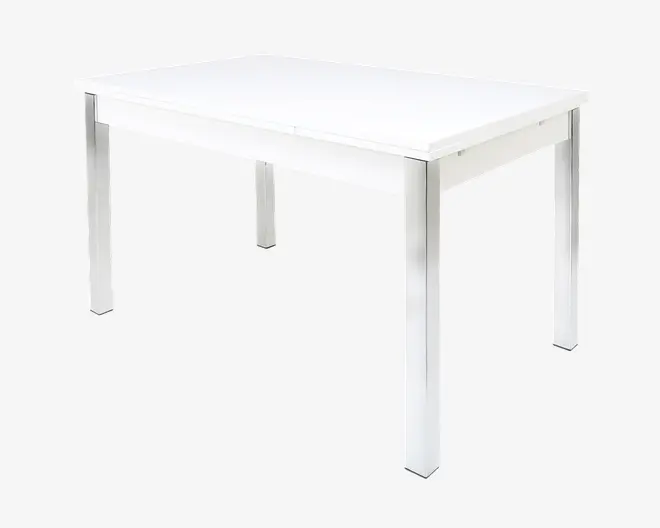 Rektangulært bord med blank, hvid bordplade og solide, lige ben i krommetal. Designet er moderne og minimalistisk med rene linjer og en glat overflade. Bordet fremstår robust og har en rummelig overflade, der egner sig til både spisning og arbejde.