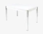 Rektangulært bord med blank, hvid bordplade og solide, lige ben i krommetal. Designet er moderne og minimalistisk med rene linjer og en glat overflade. Bordet fremstår robust og har en rummelig overflade, der egner sig til både spisning og arbejde.