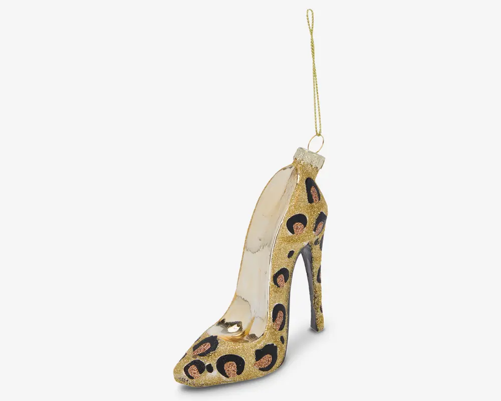 En dekorativ højhælet sko-ornament med gyldent glimmer og sorte samt bronzefarvede leopardpletter. Skoen har spids snude og stiletthæl, samt et skinnende metallic indre. Der er en gylden ophængssnor bagpå til nem ophængning.