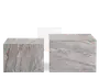 Sæt med to rektangulære blokke lavet af grå marmor med naturlige hvide og mørkere grå årer. Blokkene har en glat, poleret overflade og et moderne, minimalistisk design. Den ene blok er lidt højere og smallere, mens den anden er lavere og bredere. Begge dele fremhæver marmorets unikke, organiske mønstre.
