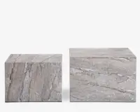 Sæt med to rektangulære blokke lavet af grå marmor med naturlige hvide og mørkere grå årer. Blokkene har en glat, poleret overflade og et moderne, minimalistisk design. Den ene blok er lidt højere og smallere, mens den anden er lavere og bredere. Begge dele fremhæver marmorets unikke, organiske mønstre.