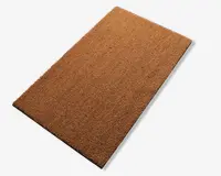 Rektangulær måtte med en grov, tekstureret overflade i en naturlig brun farve. Måtten ser ud til at være lavet af slidstærkt, fiberrigt materiale, sandsynligvis kokos, og har rene, lige kanter. Den er designet til effektivt at fjerne snavs og skidt fra sko.