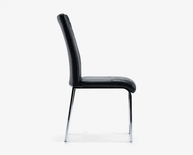 Sidebillede af en moderne stol med høj, let buet ryg og polstret sæde, begge betrukket med sort læder. Stolen har slanke, blanke metalben, der er let udadgående, hvilket giver et stilrent og moderne udtryk.