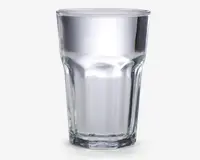 Klar glastumbler med facetslebet design, der har lodrette riller langs siderne for bedre greb. Glasset har en tyk, robust bund og udvider sig let mod kanten, hvilket giver stabilitet og en behagelig drikkeoplevelse.