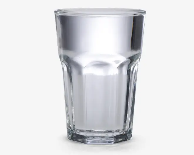 Klar glastumbler med facetslebet design, der har lodrette riller langs siderne for bedre greb. Glasset har en tyk, robust bund og udvider sig let mod kanten, hvilket giver stabilitet og en behagelig drikkeoplevelse.