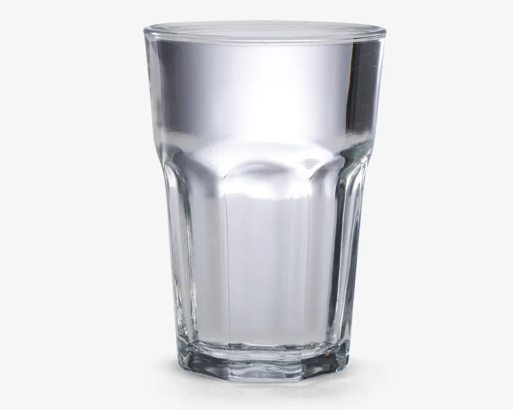 Klar glastumbler med facetslebet design, der har lodrette riller langs siderne for bedre greb. Glasset har en tyk, robust bund og udvider sig let mod kanten, hvilket giver stabilitet og en behagelig drikkeoplevelse.