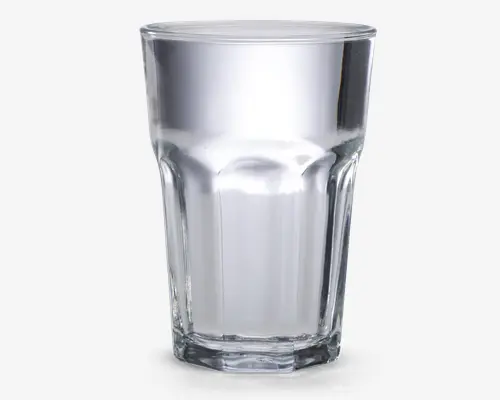 Klar glastumbler med facetslebet design, der har lodrette riller langs siderne for bedre greb. Glasset har en tyk, robust bund og udvider sig let mod kanten, hvilket giver stabilitet og en behagelig drikkeoplevelse.
