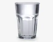 Klar glastumbler med facetslebet design, der har lodrette riller langs siderne for bedre greb. Glasset har en tyk, robust bund og udvider sig let mod kanten, hvilket giver stabilitet og en behagelig drikkeoplevelse.