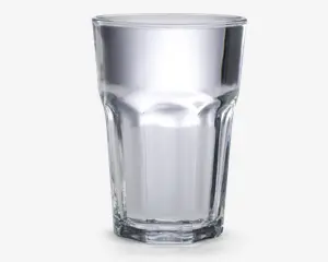 Klar glastumbler med facetslebet design, der har lodrette riller langs siderne for bedre greb. Glasset har en tyk, robust bund og udvider sig let mod kanten, hvilket giver stabilitet og en behagelig drikkeoplevelse.