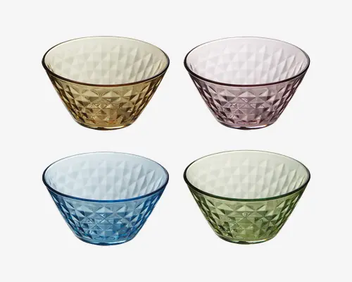 Sæt med fire små glasskåle, hver med en facetslebet, diamantmønstret overflade. Skålene fås i fire gennemsigtige farver: ravgul, lys lilla, blå og grøn. Hver skål har en let udadbuet kant og en glat inderside, hvilket gør dem velegnede til servering af desserter eller snacks. Den geometriske tekstur giver et moderne og stilfuldt udtryk.