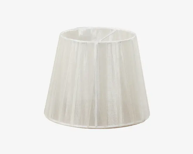 En konisk lampeskærm lavet af gennemsigtigt hvidt stof med en diskret lodret tekstur. Skærmen er let udvidet forneden og smallere foroven og har et enkelt, stilrent design med en glat overflade. Rammen er synlig øverst og giver struktur og støtte.
