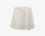 En konisk lampeskærm lavet af gennemsigtigt hvidt stof med en diskret lodret tekstur. Skærmen er let udvidet forneden og smallere foroven og har et enkelt, stilrent design med en glat overflade. Rammen er synlig øverst og giver struktur og støtte.