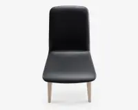 Stol med glat, sort polstret sæde og ryglæn, med et minimalistisk design. Sædet og ryglænet er let buede for komfort, og stolen står på fire lyse træben, der er let vinklet udad.