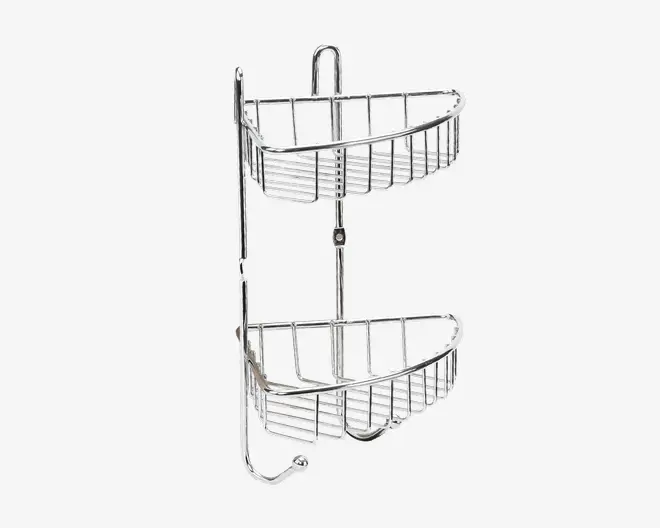 Et vægmonteret metalstativ med to hylder i blank krom. Hver hylde er formet som et kvarte cirkelkurv med åbne sider og bund, så vand kan løbe fra, og passer ind i et hjørne. Stativet har en solid lodret stang og kroge nederst til ophæng af for eksempel vaskeklude eller badesvampe.