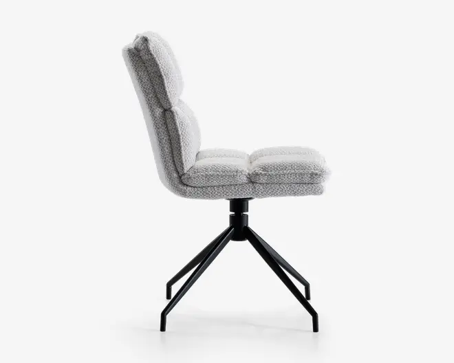 Sidebillede af en moderne stol med en blød, tekstureret lysegrå hynde på både sæde og ryglæn. Stolen har en sort metalfod med fire skråtstillede ben for stabilitet og kan dreje. Sædet og ryglænet er kraftigt polstrede, hvilket giver en behagelig og støttende siddeoplevelse.