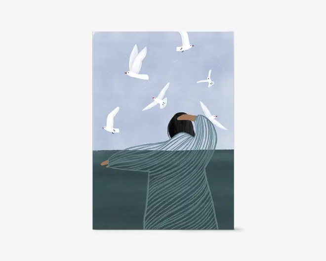 Minimalistisk illustration af en person i en lang, stribet frakke set bagfra, som kigger ud over et mørkt hav mod en lys himmel med flere hvide fugle, der flyver ovenover.