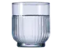 Klar glastumbler med cylindrisk form og lodret rillet tekstur på den nederste halvdel. Glasset har en tyk, solid bund og glat kant, og er delvist fyldt med vand. Det rillede design giver et godt greb og et dekorativt udtryk.