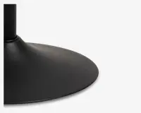 Nærbillede af en bred, rund fod i sort metal med en glat, mat overflade. Foden breder sig ud fra en central cylindrisk stang og giver stabilitet samt et moderne, minimalistisk udtryk.