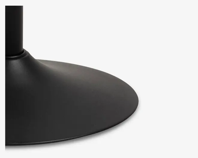 Nærbillede af en bred, rund fod i sort metal med en glat, mat overflade. Foden breder sig ud fra en central cylindrisk stang og giver stabilitet samt et moderne, minimalistisk udtryk.