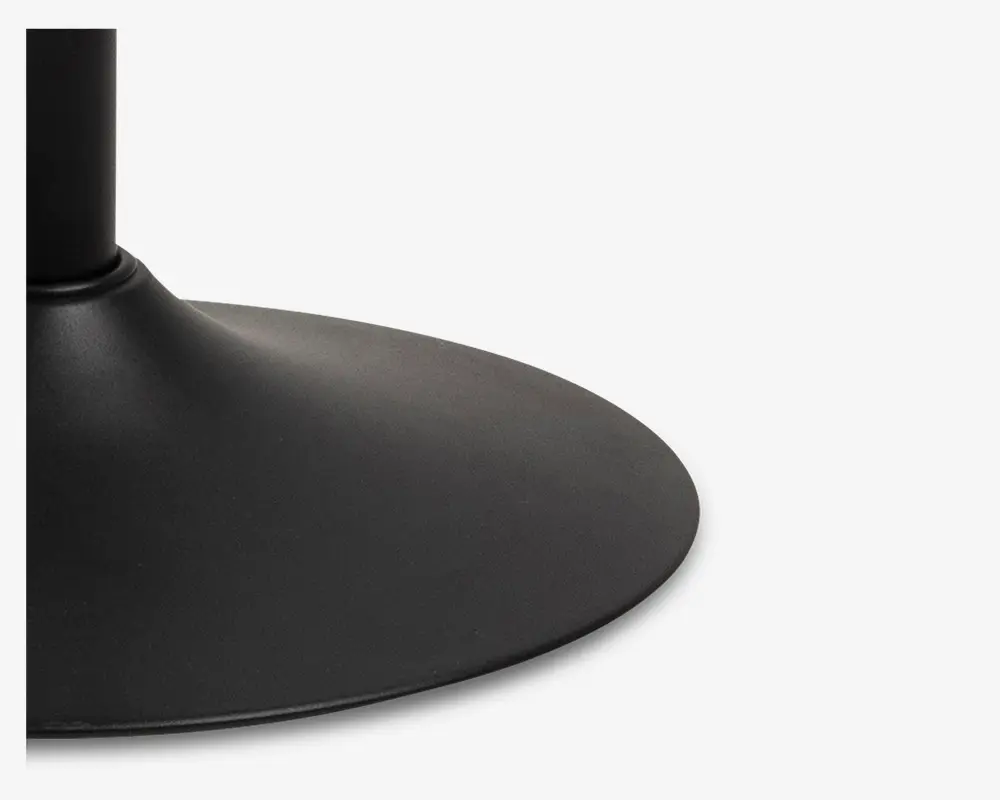 Nærbillede af en bred, rund fod i sort metal med en glat, mat overflade. Foden breder sig ud fra en central cylindrisk stang og giver stabilitet samt et moderne, minimalistisk udtryk.