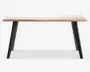 Rektangulært bord med en lys træbordplade og skråtstillede sorte metalben. Bordpladen har en glat, naturlig overflade med rene, lige kanter. Benene er vinklet udad, hvilket giver et moderne og solidt udtryk.