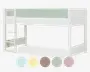 Dette er en forhøjet seng med et minimalistisk design og en solid, hvid træramme. Sengen har en indbygget stige i venstre side, som giver nem adgang til soveområdet. Sidepanelet over madrassen vises i en blød pastelgrøn farve, og billedet viser fire ekstra farvemuligheder for sidepanelet: lyseblå, lysegul, taupebrun og støvet rosa. Pladsen under sengen er åben og giver mulighed for opbevaring eller leg. Udtrykket er moderne og velegnet til børneværelser.