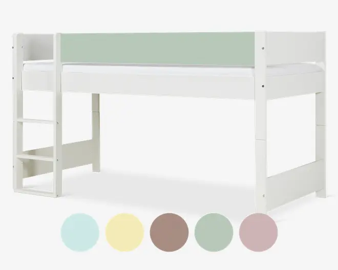 Dette er en forhøjet seng med et minimalistisk design og en solid, hvid træramme. Sengen har en indbygget stige i venstre side, som giver nem adgang til soveområdet. Sidepanelet over madrassen vises i en blød pastelgrøn farve, og billedet viser fire ekstra farvemuligheder for sidepanelet: lyseblå, lysegul, taupebrun og støvet rosa. Pladsen under sengen er åben og giver mulighed for opbevaring eller leg. Udtrykket er moderne og velegnet til børneværelser.