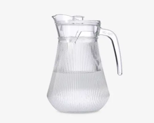 Klar glaskande med rillet tekstur, bred bund og smalner ind mod toppen. Den har et solidt håndtag og et tætsluttende låg med hældetud for nem servering. Designet er moderne og elegant, velegnet til både kolde og varme drikke.