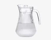 Klar glaskande med rillet tekstur, bred bund og smalner ind mod toppen. Den har et solidt håndtag og et tætsluttende låg med hældetud for nem servering. Designet er moderne og elegant, velegnet til både kolde og varme drikke.