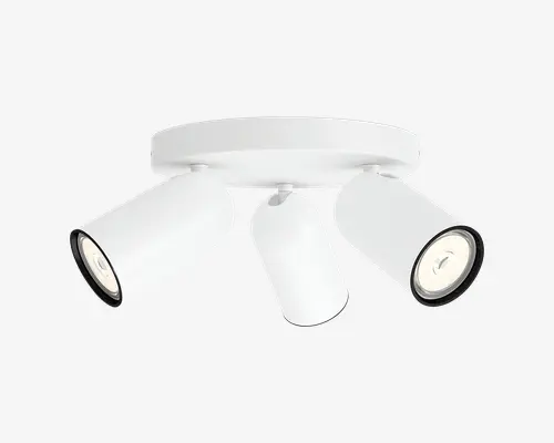Loftmonteret armatur med rund base i mat hvid finish, udstyret med tre justerbare cylindriske spots. Hver spot kan drejes individuelt for at rette lyset, hvor det ønskes. Designet er moderne og minimalistisk, hvilket passer til mange indretninger. Armaturet giver målrettet belysning og er ideelt til accent- eller arbejdslys.