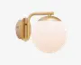 Væghængt lampe med en rund, mat glasglobus og en slank, børstet guldfarvet metalarm og base. Designet er moderne og minimalistisk, hvor globen hænger fra en buet arm, der er fastgjort til en cirkulær vægplade. Den gyldne finish giver et elegant og varmt udtryk.