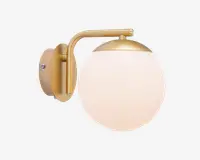 Væghængt lampe med en rund, mat glasglobus og en slank, børstet guldfarvet metalarm og base. Designet er moderne og minimalistisk, hvor globen hænger fra en buet arm, der er fastgjort til en cirkulær vægplade. Den gyldne finish giver et elegant og varmt udtryk.