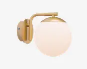 Væghængt lampe med en rund, mat glasglobus og en slank, børstet guldfarvet metalarm og base. Designet er moderne og minimalistisk, hvor globen hænger fra en buet arm, der er fastgjort til en cirkulær vægplade. Den gyldne finish giver et elegant og varmt udtryk.