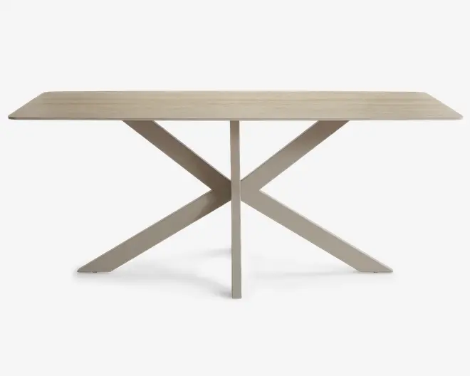 Rektangulær bordplade i lyst træ med en enkel, minimalistisk overflade og en solid krydsformet X-base i matchende lys tone.