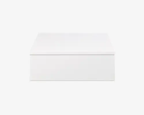 Rektangulær, minimalistisk hvid boks med en glat, flad top og rene, skarpe kanter. Overfladen er uden pynt, hvilket giver et moderne og stilrent udtryk. Frontpanelet flugter med siderne, og der er ingen synlige håndtag eller beslag.