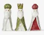 Tre blanke keramiske figurer med skæg, stående side om side, hver i forskellige farver: en med grøn turban og hvid, plettet dragt, en med guldkronе og grøn kappe og en med rød turban og rød kappe.