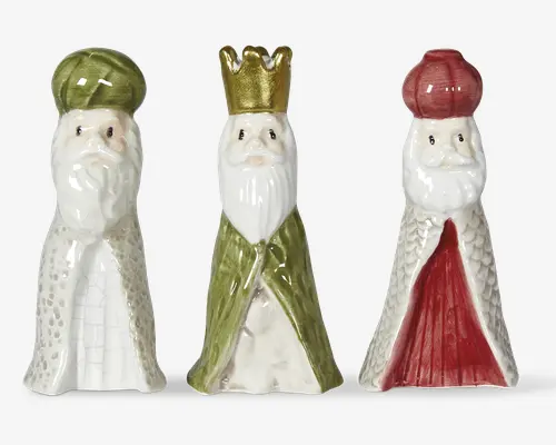 Tre blanke keramiske figurer med skæg, stående side om side, hver i forskellige farver: en med grøn turban og hvid, plettet dragt, en med guldkronе og grøn kappe og en med rød turban og rød kappe.