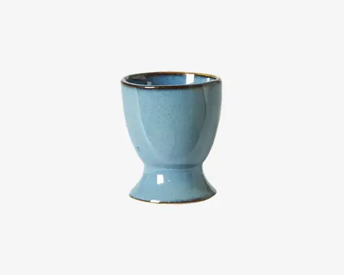 Lille keramikkop med blank blå glasur og let udvidet fod for stabilitet. Kanten har en diskret brun detalje, som giver et elegant farvespil. Overfladen er glat og reflekterende, hvilket giver et moderne og stilfuldt udtryk.