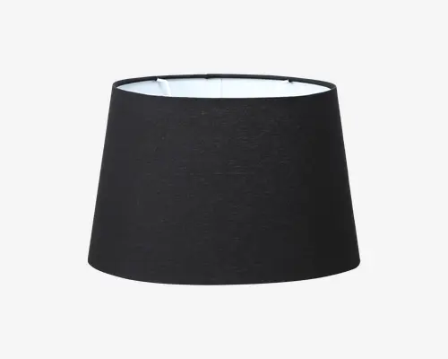 En sort, let konisk lampeskærm med glat stofoverflade og hvid inderside. Topåbningen er smallere end bunden, hvilket giver et moderne og minimalistisk udtryk. Lampeskærmen er designet til at sprede lyset blødt og passer til standard lampesokler.