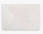 Rektangulært produkt med en tekstureret overflade, der har en række koncentriske, hævede rektangulære linjer, som skaber en geometrisk, tredimensionel effekt. Farven er ensartet, ren hvid, og kanterne er pænt afsluttede. Designet er minimalistisk og moderne, velegnet til nutidige indretninger.