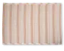 Rektangulært tekstil med skiftevis brede beige og cremefarvede lodrette striber. De cremefarvede striber har tynde, vandrette beige linjer, hvilket giver et diskret teksturmønster. Kanterne er pænt afsluttede, og stoffet ser vævet og let ud.