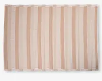 Rektangulært tekstil med skiftevis brede beige og cremefarvede lodrette striber. De cremefarvede striber har tynde, vandrette beige linjer, hvilket giver et diskret teksturmønster. Kanterne er pænt afsluttede, og stoffet ser vævet og let ud.